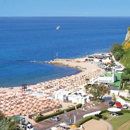 Сasa de vacaciones Awesome In Monteccicardo With 4 Bedrooms, Wifi And Outdoor Swimming Pool *