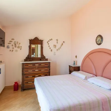 Awesome In Monteccicardo With 4 Bedrooms, Wifi And Outdoor Swimming Pool * Monteciccardo