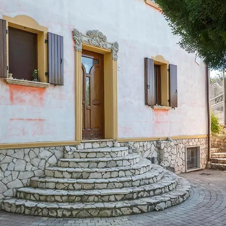 Сasa de vacaciones Awesome In Monteccicardo With 4 Bedrooms, Wifi And Outdoor Swimming Pool *