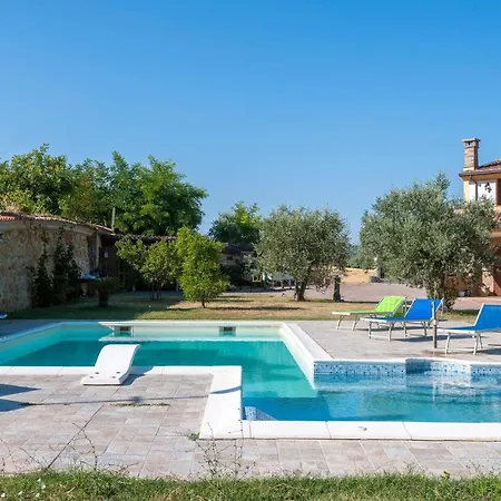 Сasa de vacaciones Awesome In Monteccicardo With 4 Bedrooms, Wifi And Outdoor Swimming Pool